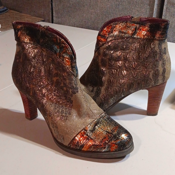 Shoes - Women's booties